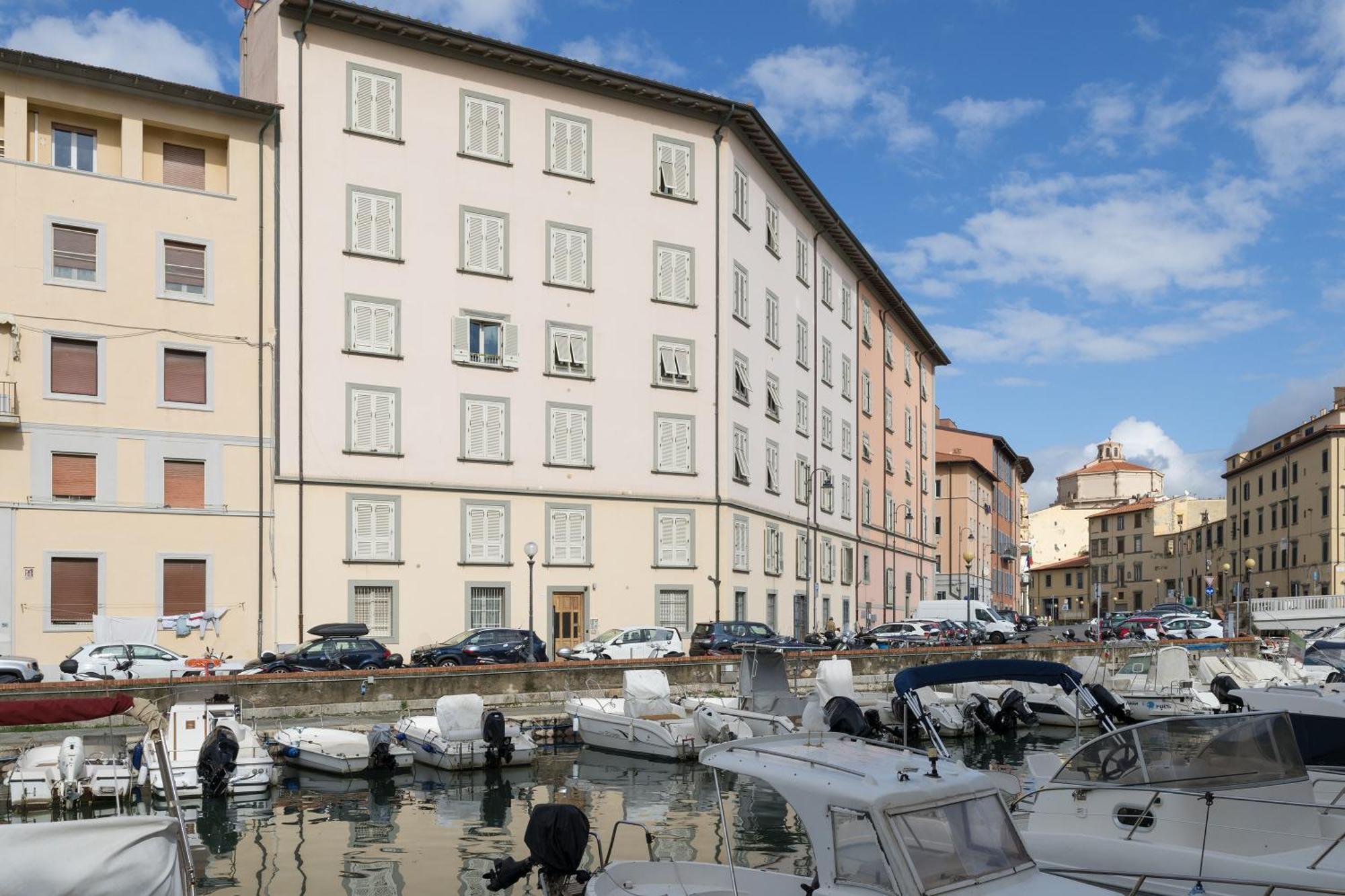 Near The Port-Elegante Appartamento Con Vista Sui Canali ليفورنو المظهر الخارجي الصورة