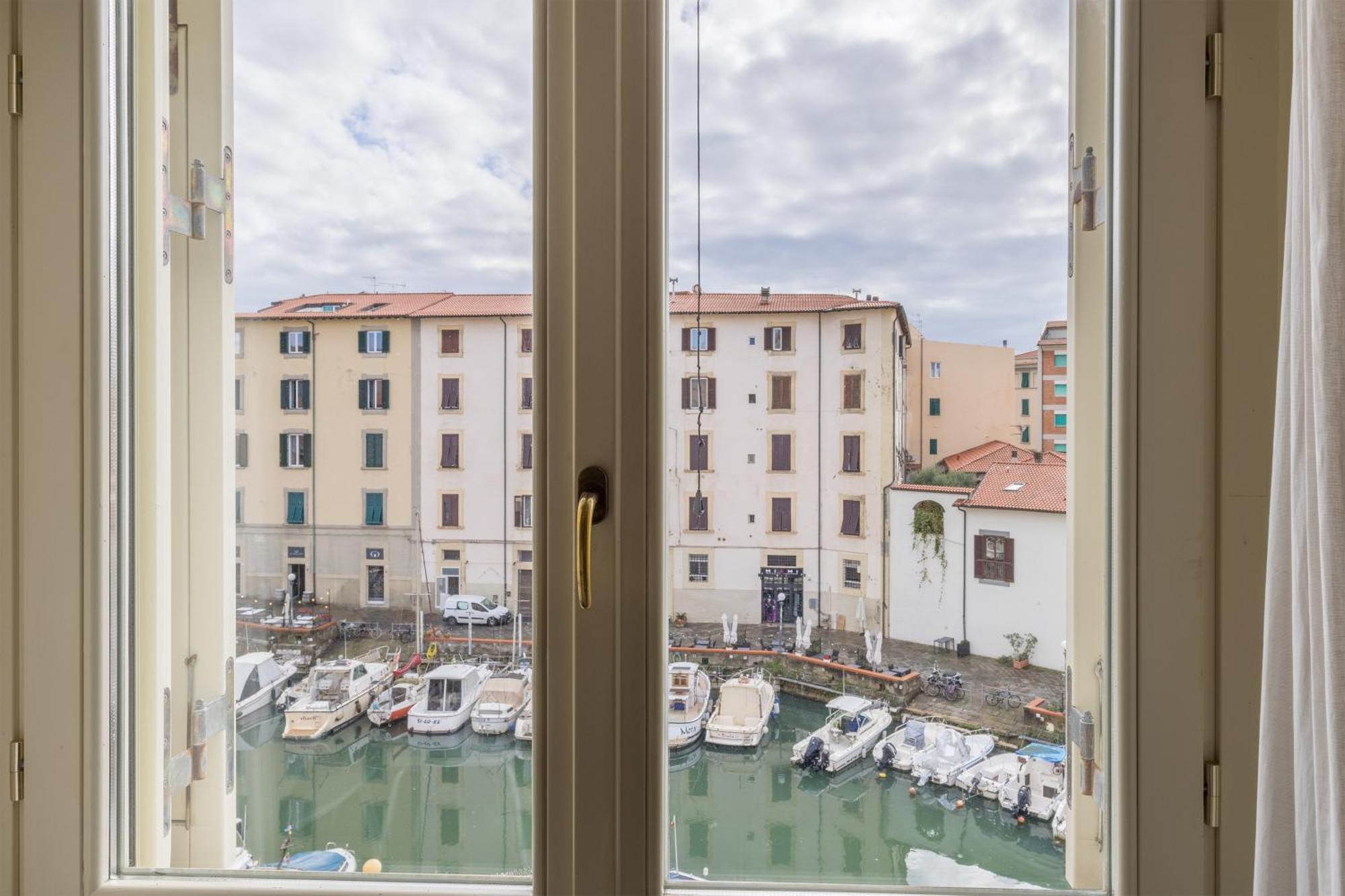Near The Port-Elegante Appartamento Con Vista Sui Canali ليفورنو المظهر الخارجي الصورة